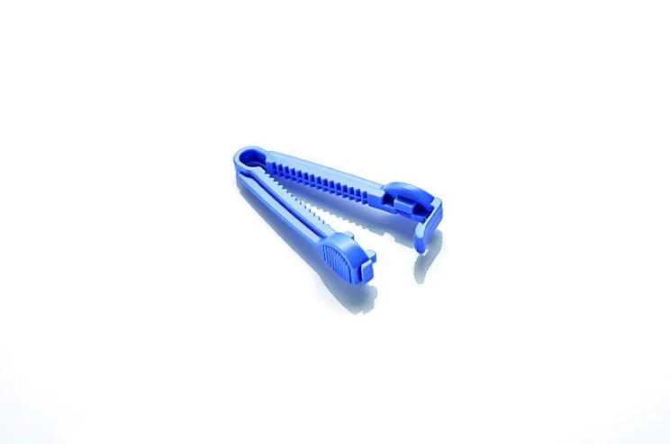 Pinza Umbilical Estéril de Cierre Único — Sterile Umbilical Cord Clamp — Single-Action Lock SKU XY-UCC